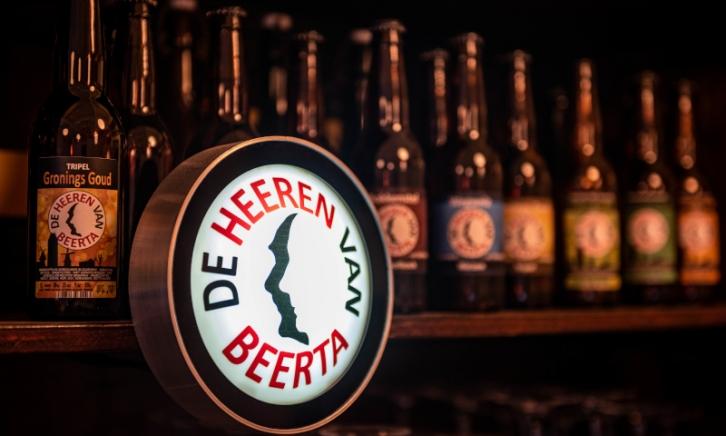 De Heeren van Beerta logo en bieren op de achtergrond